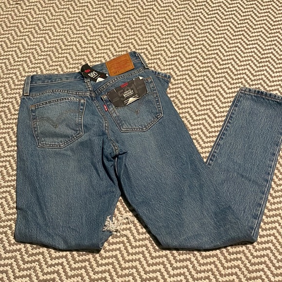 NWT. Levi’s Distressed High Rise Skinny Jean - Picture 4 of 4